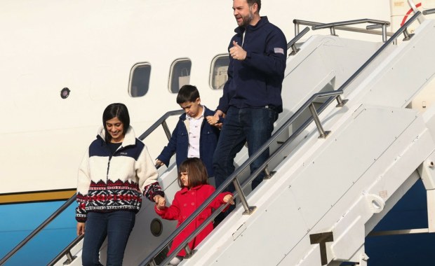 14 samolotów, 300 agentów i jedzenie z USA. Świta J.D. Vance'a oszałamia