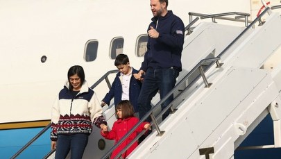 14 samolotów, 300 agentów i jedzenie z USA. Świta J.D. Vance'a oszałamia
