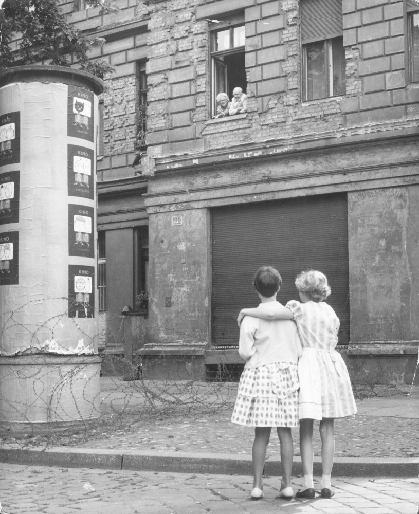 14 sierpnia 1961 r. Dziewczynki z Berlina Zachodniego rozmawiają z dziadkami po wschodniej stronie przez zasieki z drutu kolczastego /Getty Images/Flash Press Media