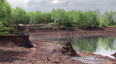 ​140 tysięcy ton odpadów z huty przenika do środowiska? Radni chcą badań i kontroli