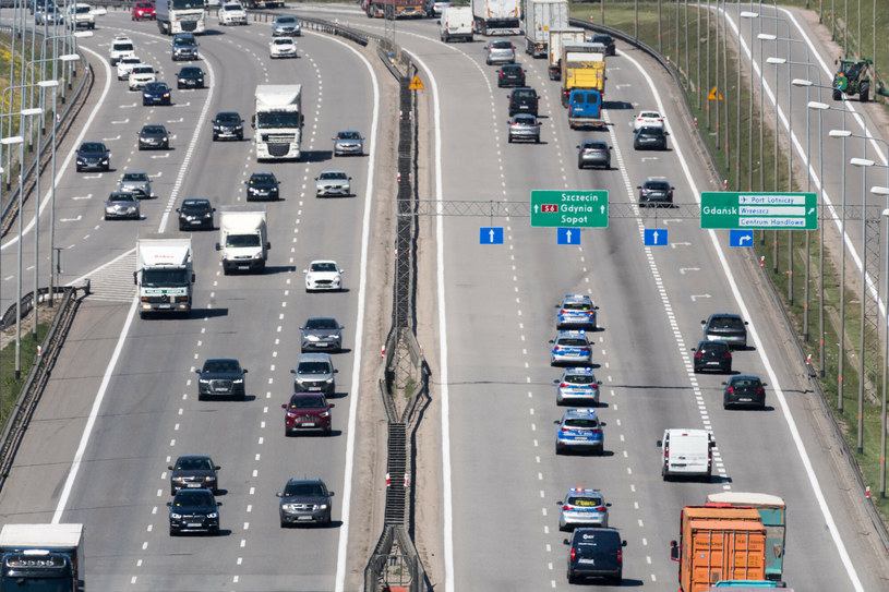 1400 km nowych dróg ekspresowych i autostrad ma być płatne. Czy tylko dla samochodów ciężarowych i autobusów? /Wojciech Stróżyk /Reporter