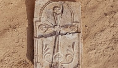1400-letni krzyż odkryty w ZEA. Chrześcijaństwo na Półwyspie Arabskim