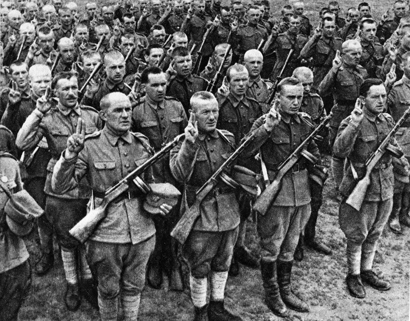 15.07.1943 r., 1 Dywizja Piechoty im. Tadeusza Kościuszki składa przysięgę /Reprodukcja: FoKa /Agencja FORUM