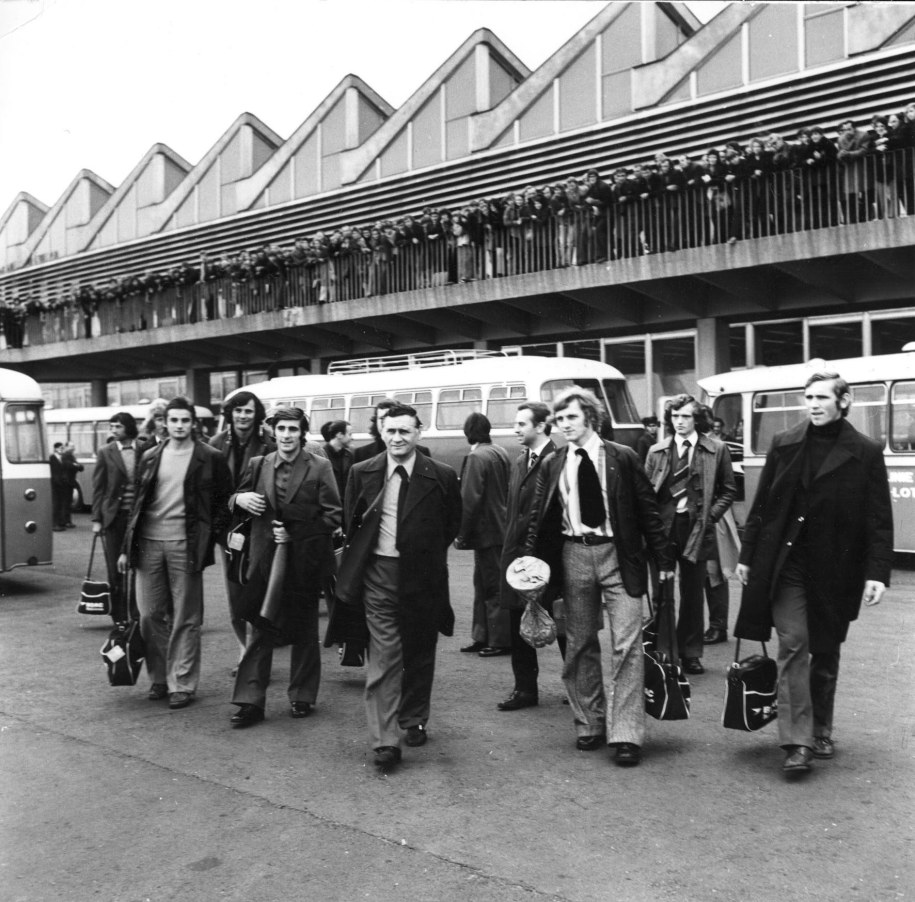 15.10.1973 Z lotniska Okęcie w Warszawie odleciała do Londynu pod wodzą Kazimierza Górskiego, reprezentacja polskich piłkarzy na mecz z drużyną angielską /CAF/archiwum /PAP