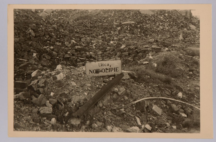 15.	Gruzy getta warszawskiego sfotografowane tuż po zakończeniu wojny. Fot. Marceli Najder / Muzeum Historii Żydów Polskich POLIN /Muzeum POLIN  /Materiały prasowe