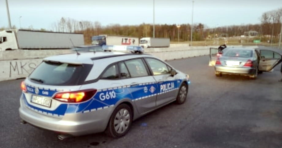 15-latek przyjechał po wybrankę mercedesem... /Policja