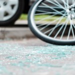 auta vs rowerzyści 15-latka na rowerze do końca wpatrywała się w telefon. Wjechała pod auto