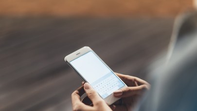 15-latka weszła pod tramwaj. Była zapatrzona w smartfona