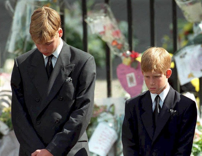 15-letni książe William i 12-letni Harry podczas konduktu żałobnego księżnej Diany, 6 września 1997 roku /ADAM BUTLER / POOL / AFP /AFP