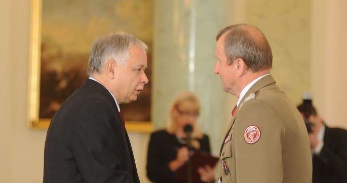 15 maja 2009. Warszawa, Pałac Prezydencki. Uroczystość wręczenia aktów powołania do Kapituły Orderu Krzyża Wojskowego. N/z prezydent Lech Kaczyński i generał broni Bronisław Kwiatkowski /LECH GAWUC/REPORTER /East News