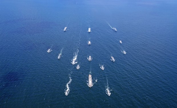 15 okrętów gotowych "niszczyć". USA rozpoczęły blokadę cieśniny Ormuz