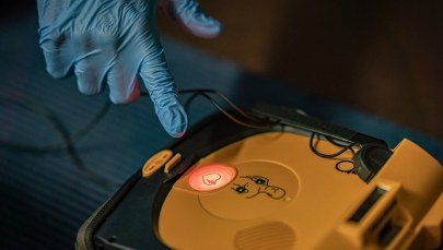 ​15 wrocławskich szkół będzie wyposażonych w defibrylatory