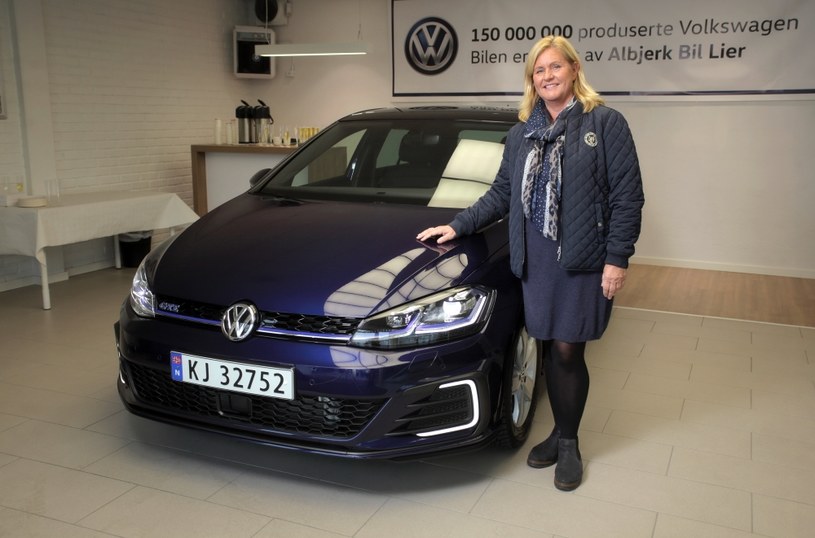 150-milionowy Volkswagen (Golf GTE) i jego właścicielka /Informacja prasowa