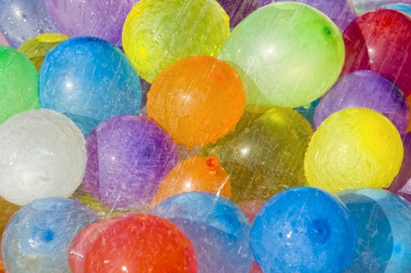 1500 balonów, trampolina, dzieci i kamera to przepis na sukces /123RF/PICSEL