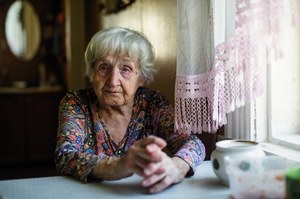 1588 zł zasili konta seniorów. Wypłaty w sierpniu i wrześniu. Kto nie skorzysta?