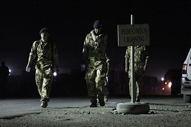 16 czerwca 2010 r.: Brytyjscy żołnierze idą wzdłuż głównej ulicy w bazie NATO w Kandaharze /AFP