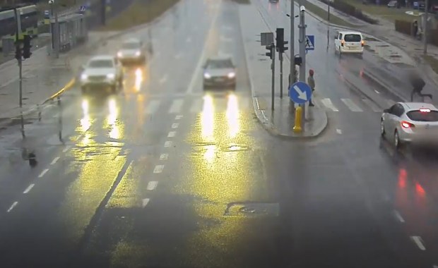 16-latek na czerwonym świetle wbiegł pod samochód 