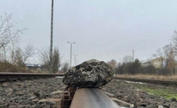 16-latek położył kamień na torach, odprysk wybił szybę pociągu