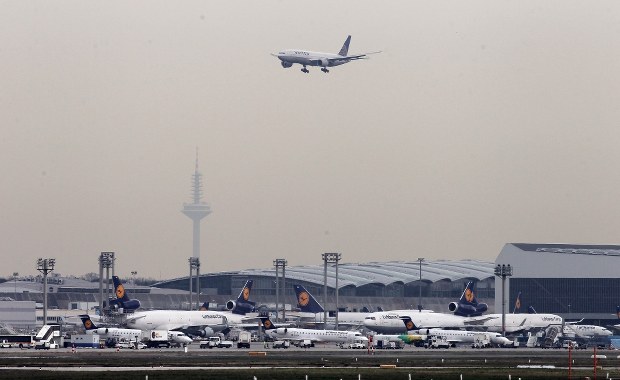 16-latek w luku samolotu. Będzie kontrola lotnisk? 