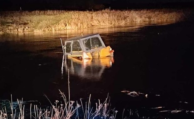 16-latek wjechał cudzym ciągnikiem do rzeki. Był pijany