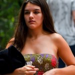 16-letnia córka Toma Cruise'a zaczyna aktorską karierę u boku... mamy