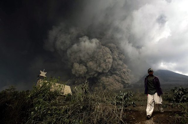 16 ofiar wybuchu wulkanu Sinabung /CHAIRALY /PAP/EPA
