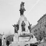 16 października 1976 r. W Krakowie odsłonięto rekonstrukcję Pomnika Grunwaldzkiego