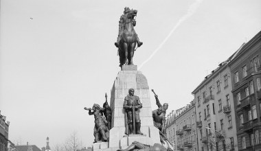 16 października 1976 r. W Krakowie odsłonięto rekonstrukcję Pomnika Grunwaldzkiego