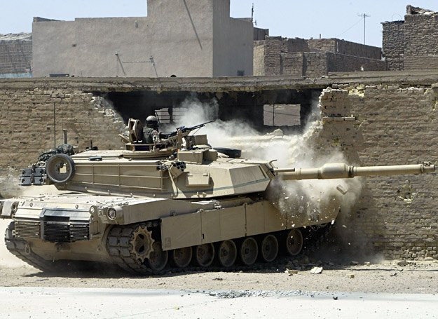 16 sierpnia  2004 r.: Czołg M1 Abrams burzy ścianę domu w Nadżafie w Iraku /Getty Images/Flash Press Media