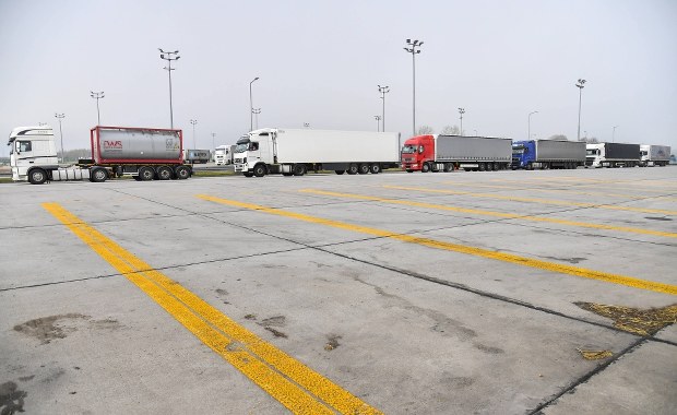 16-ton ładunku na drodze 