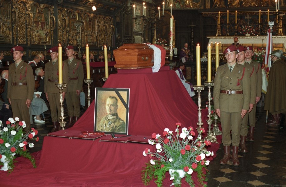 16 września 1993 r. - Uroczystości złożenia w krypcie Świętego Leonarda na Wawelu szczątków generała Władysława Sikorskiego /	Jacek Bednarczyk   /PAP