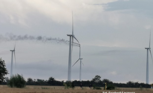 160 metrów nad ziemią, prawdopodobnie od uderzenia pioruna, zapaliło się śmigło wiatraka. Wezwano śmigłowiec