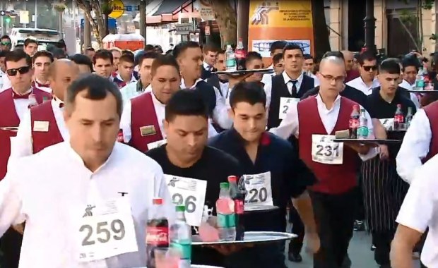 1600 metrów z tacą w ręku. Najszybsze kelnerki tylko w Buenos Aires