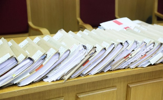 1600 tomów akt przywiezionych ciężarówką. Wszystko musi przeczytać jeden sędzia