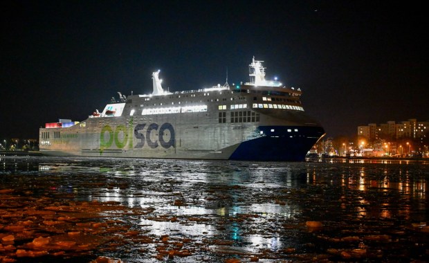 161 pasażerów i 158 ciężarówek. Prom Jantar Unity wypłynął w pierwszy rejs