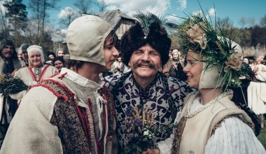 "1670": Nowy serial Netflixa to złoto! Satyra, która nie bierze jeńców