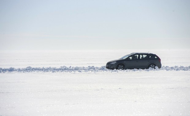 17 kilometrów po zamarzniętym Bałtyku. Otwarto drogę lodową