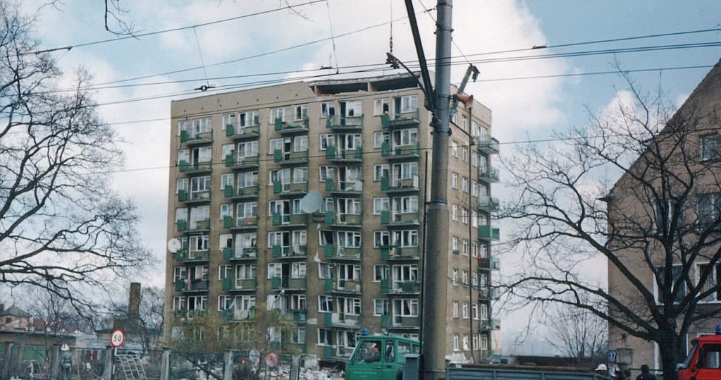 17 kwietnia 1995 r. o godz. 5:50 doszło do wybuchu gazu w bloku przy al. Wojska Polskiego 39 w gdańskiej dzielnicy Strzyża/ Fot. Dariusz Bartoszewski	Galeria Historyczna Sopockiego Klubu Taternictwa Jaskiniowego/Fot. /Wikimedia