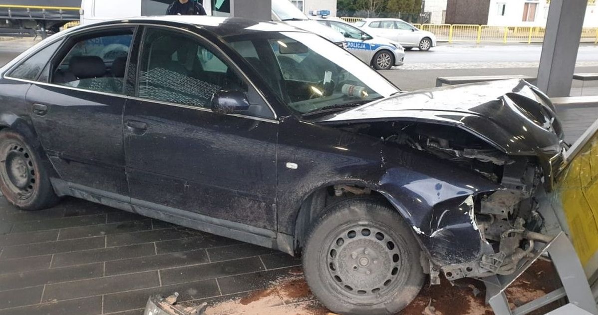 17-latek najpierw rozbił auto, a potem uciekł ścigającym go policjantom /Policja