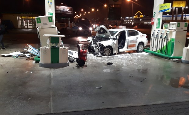 17-latka uderzyła taksówką w dystrybutory na stacji benzynowej. Pasażerką była jej matka
