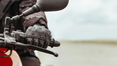 17-letni motocyklista uciekał przed policją. Ukrył się na strychu
