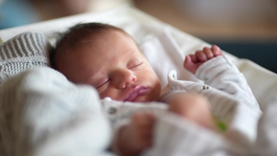 17-letnia dziewczyna urodziła dziecko, po czym schowała je w szafie. /Shutterstock