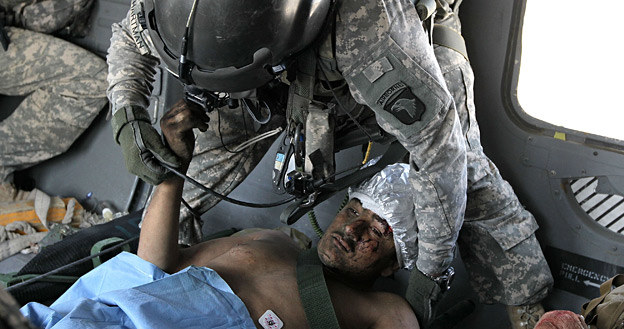 17 lipca 2010 r.: Ewakuacja śmigłowcem rannego żołnierza US Army do szpitala /Getty Images/Flash Press Media