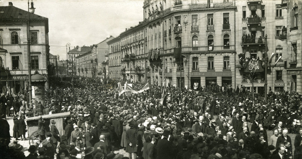 17 listopada 1918 r. Pochód narodowy na ulicach Warszawy, świętującej odzyskanie niepodległości. W tym czasie polscy komuniści podburzali robotników i planowali wywołanie rewolucji /Muzeum Niepodległości /East News