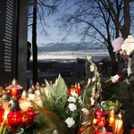 17. rocznica katastrofy hali MTK w Katowicach. Złożono kwiaty i zapalono znicze