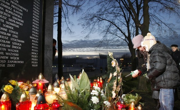 17. rocznica katastrofy hali MTK w Katowicach. Złożono kwiaty i zapalono znicze
