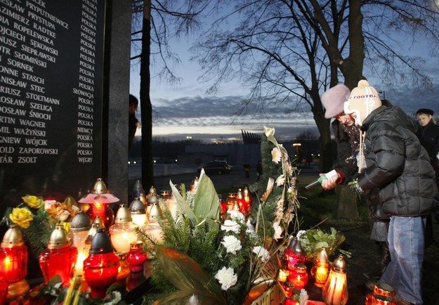 17 rocznica rocznica katastrofy budowlanej MTK. Rodziny ofiar i uczestnicy akcji ratowniczej zapalili znicze i złożyli kwiaty przed pomnikiem upamiętniającym tych, którzy zginęli w 2006 roku /Andrzej  Grygiel /PAP