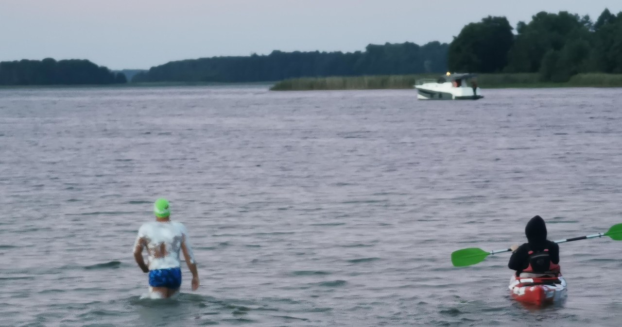 170 km wpław bez snu i przerw. Gajewski płynie po rekord świata 