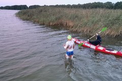 170 km wpław bez snu i przerw. Gajewski płynie po rekord świata 