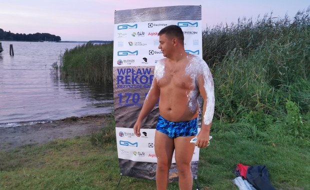170 km wpław bez snu i przerw. Gajewski płynie po rekord świata 